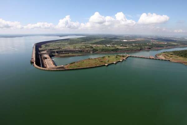 Producción de Itaipú registra una fuerte reducción este año - Economía - ABC Color