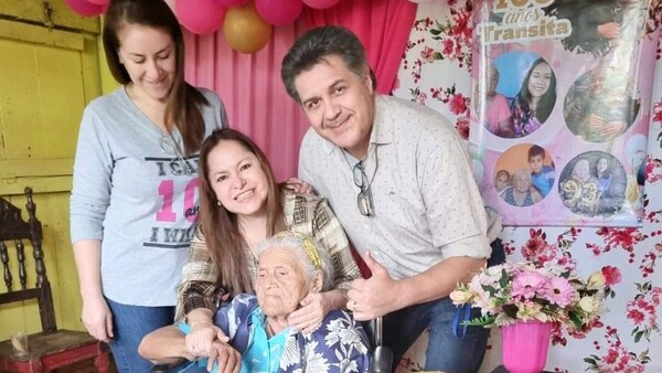 Doña cumplió 100 años y sus médicos le llevaron una serenata