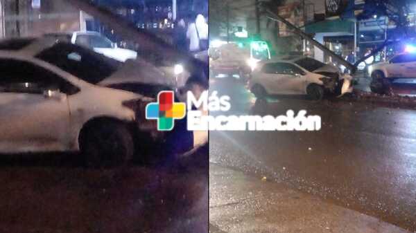 Conductor evitó atropellar a motociclista y se estrelló contra una columna sobre avda. San Roque