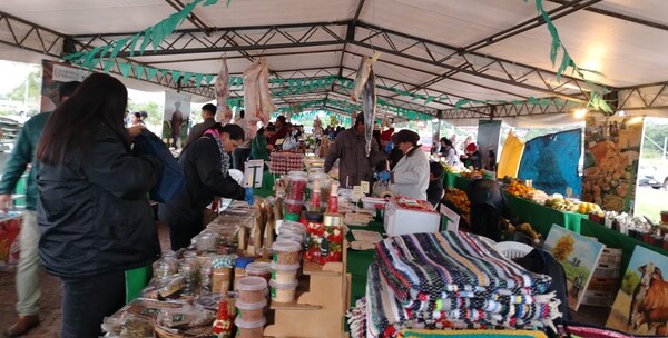 Familias del campo ofrecen productos sin intermediarios en la Costanera de Asunción - .::Agencia IP::.