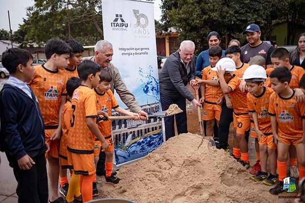 Itaipú inicia construcción de pista de deportes en barrio que se consagró campeón de torneo Esperanzas de Hernandarias | DIARIO PRIMERA PLANA