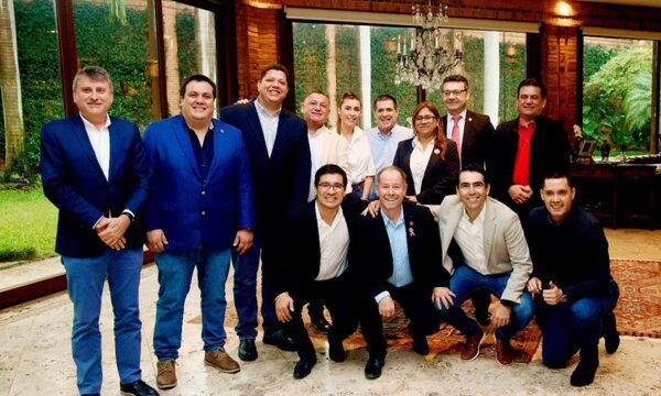 Landy Torres va con sus colegas gobernadores a dar su apoyo al titular de la ANR Horacio Cartes – Diario TNPRESS
