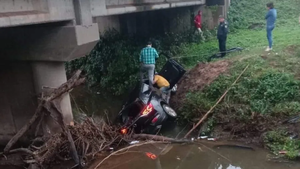 Médico sobrevive tras caer con su vehículo a un arroyo en Paraguarí - Noticiero Paraguay