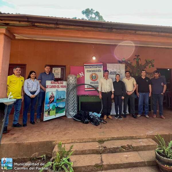 Entregan kits de insumos para huertas escolares de Carmen del Paraná