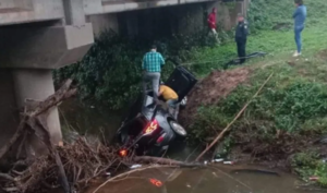 Accidente de tránsito en Paraguarí: Médico sobrevive tras caer con su vehículo a un arroyo
