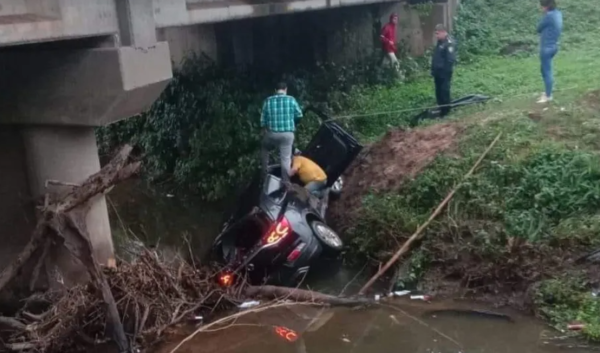 Accidente de tránsito en Paraguarí: Médico sobrevive tras caer con su vehículo a un arroyo