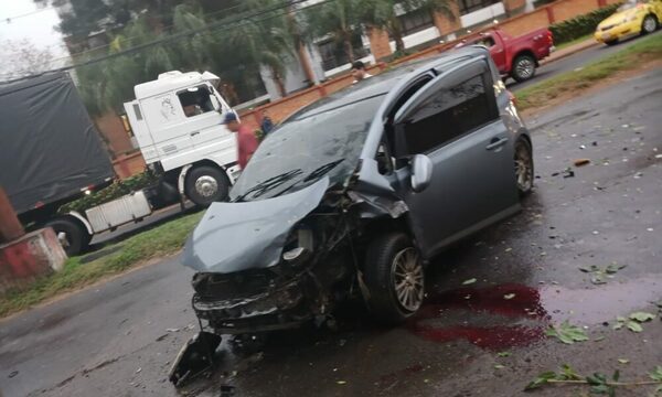 Nuevo accidente sobre Avenida Perón: tres heridos tras choque de autos