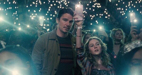 La Nación / Shyamalan se inspiró en la mística de Taylor Swift para “La trampa”