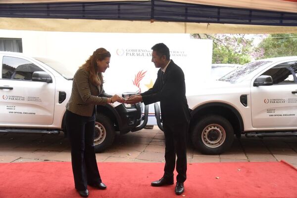 Salud recibe vehículos que serán destinados a regiones sanitarias del Chaco paraguayo - .::Agencia IP::.