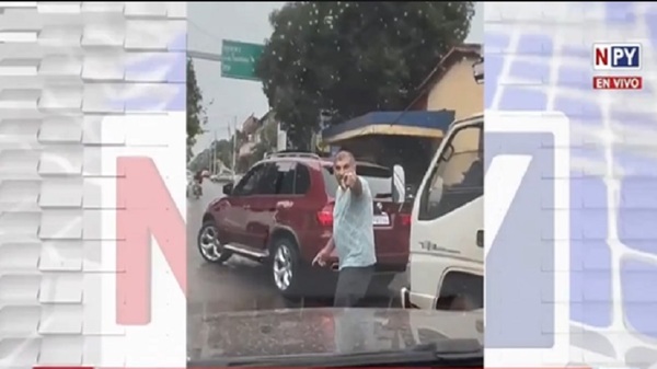Violencia vial en San Lorenzo: Conductor agrede vehículo familiar tras incidente de tránsito - Noticias Paraguay