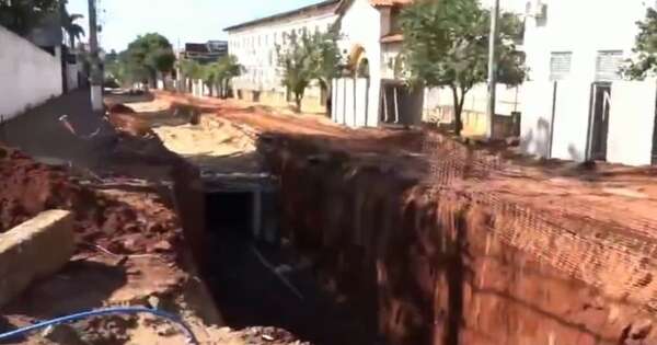 La Nación / Bloqueo de calle en zona de obras genera quejas de vecinos