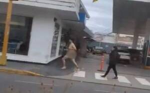 [VIDEO] ¿Ha upei? Un fulano fue filmado corriendo “como Dios lo trajo al mundo” por las calles