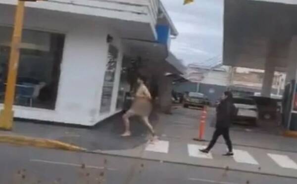 [VIDEO] ¿Ha upei? Un fulano fue filmado corriendo “como Dios lo trajo al mundo” por las calles
