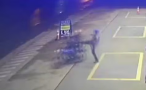 Playero reacciona ante robo y despoja a los asaltantes de su motocicleta - Noticiero Paraguay