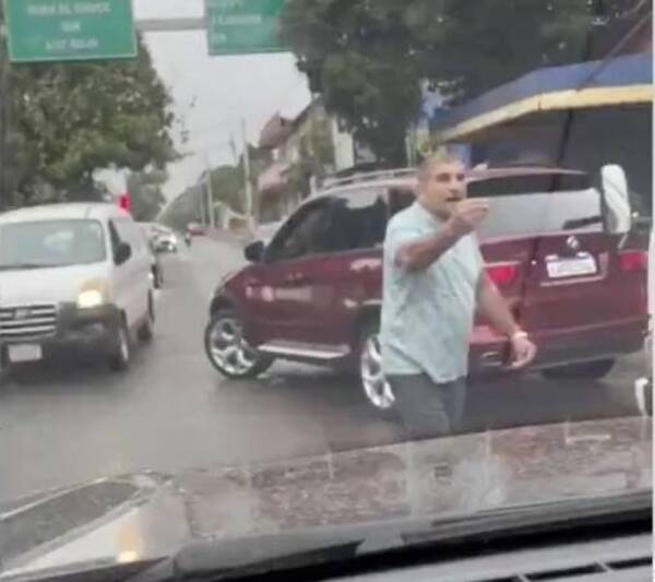 [VIDEO] ¡Keelombo en el tráfico! Un hombre totalmente alterado rompe parabrisas y agrede al rollo