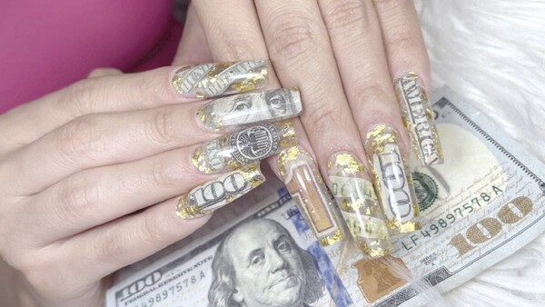 Se hizo las uñas con pedazos de 100 dólares y causó sensación
