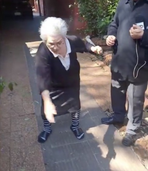 [VIDEO] Abuelita de 88 años mostró cómo golpeó al ladrón que entró a robar a su casa