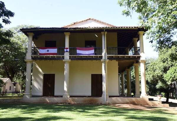 Casa de Carlos Antonio López se sostiene con troncos hace cinco años en el Botánico - Nacionales - ABC Color