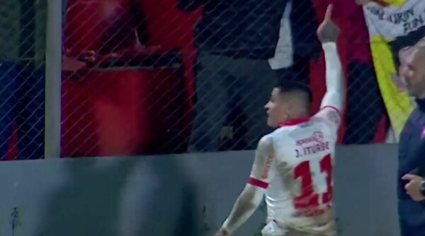 Versus / ¡Insólito! Furioso, Iturbe se tomó con hinchas y hasta los "invitó" a encontrarse afuera