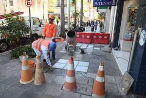 Calle Palma: contratistas de ANDE empezaron el arreglo de las veredas hundidas - Economía - ABC Color