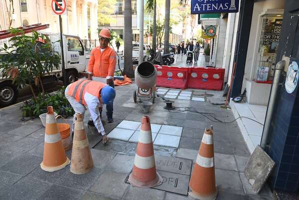 Calle Palma: contratistas de ANDE empezaron el arreglo de las veredas hundidas - Economía - ABC Color
