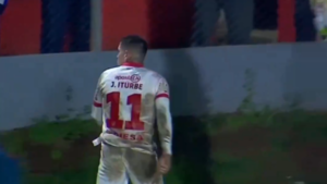 Hinchas pidieron a Iturbe "que ponga huevo" y él les desafió