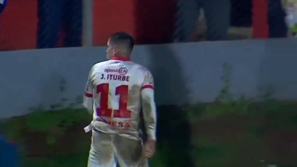 Hinchas pidieron a Iturbe "que ponga huevo" y él les desafió
