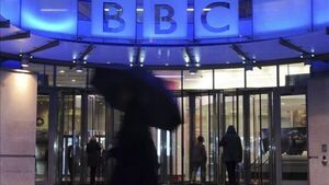La BBC pide a expresentador estrella que devuelva salario tras fotos indecentes de niños
