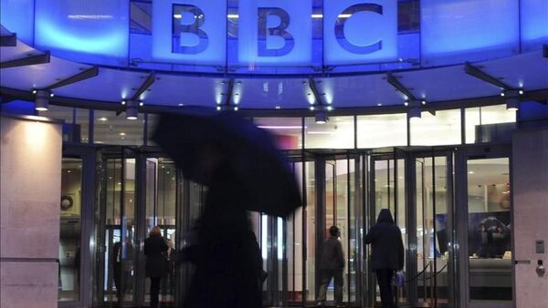 La BBC pide a expresentador estrella que devuelva salario tras fotos indecentes de niños