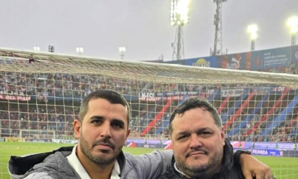 Bombazo y con los famosos tres deditos: Olimpia presentó a “su” Zapag en equipo de básquet