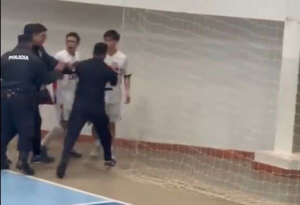 Cobarde agresión de policías a estudiantes que participaban en los Juegos Escolares y Estudiantiles
