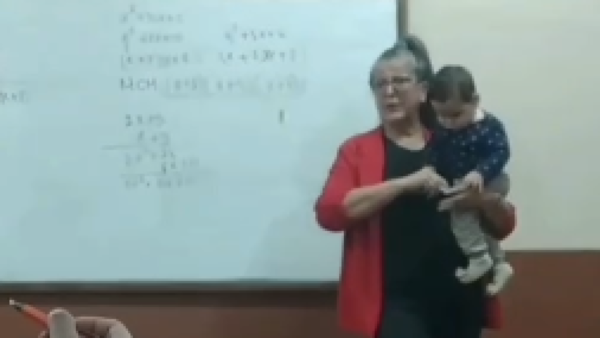 Profe cargó al bebé de su alumna durante la clase