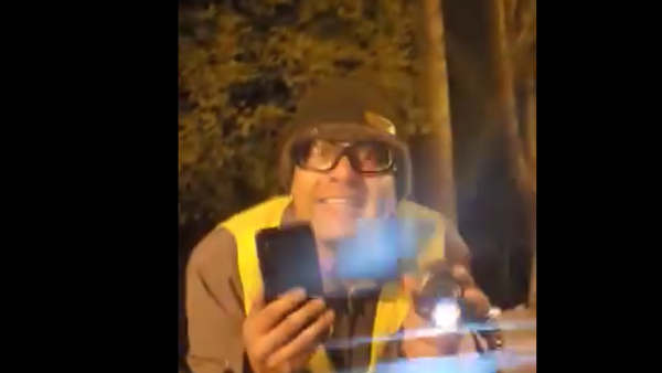 Cuidacoche le quiso cobrar por estacionar "frente a su casa"