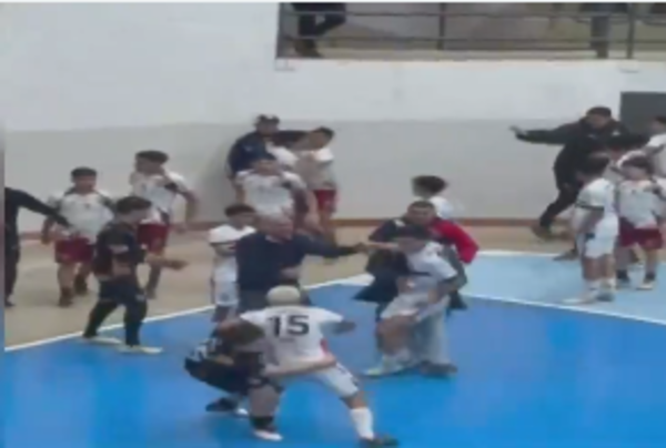 (VIDEO)Estudiantes a los golpes en Intercolegial