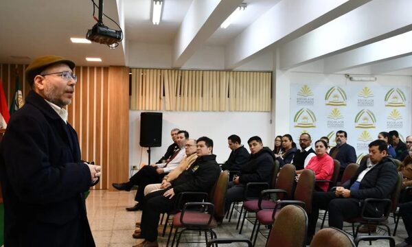 Realizan charla de inducción y reinducción a servidores públicos del Rectorado-UNE
