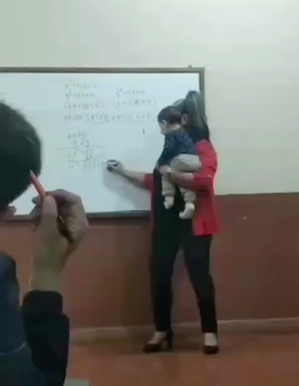 [VIDEO] Profe alzó upa a bebé de su alumna, para que la mami no se distraiga