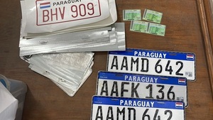 Imputan a un hombre por presunta falsificación de chapas y cédulas verdes