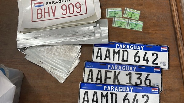 Imputan a un hombre por presunta falsificación de chapas y cédulas verdes