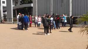 Médicos del IPS de CDE se manifestaron exigiendo que se cumplan las 12 horas de trabajo - ADN Digital