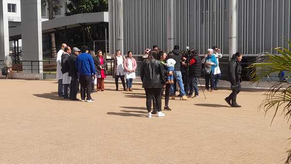 Médicos del IPS de CDE se manifestaron exigiendo que se cumplan las 12 horas de trabajo - ADN Digital