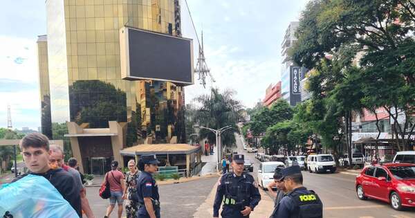 La Nación / Fiscal acusó a comerciante por supuesta coacción a turistas argentinos
