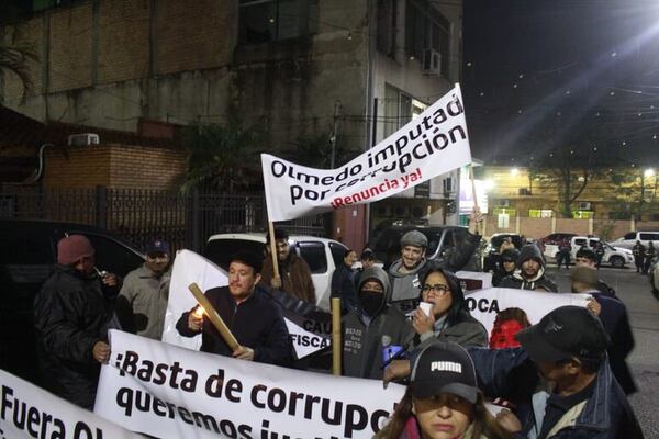 Video: ciudadanos de Ñemby repudian al intendente en medio de los festejos patronales - Política - ABC Color