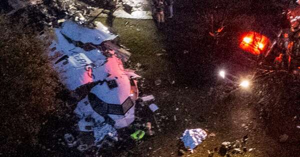 La Nación / Avión se precipitó a tierra y sus 61 ocupantes fallecieron