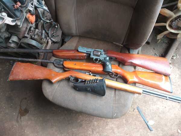 Buscaban vehículo, y hallaron arsenal de armas en Coronel Bogado