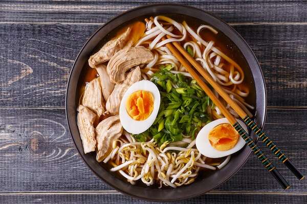 Sopa picante de pollo y fideos, sabor japonés para entrar en calor - Gastronomía - ABC Color