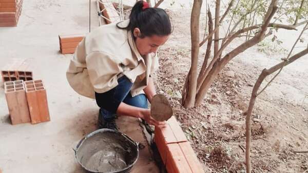 Mujeres se reciben de albañiles en Boquerón - Nacionales - ABC Color