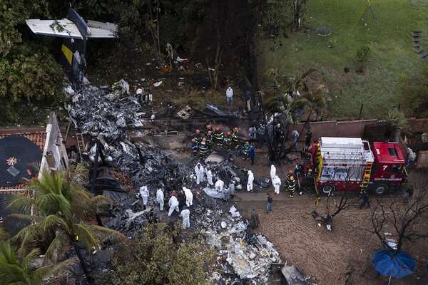 Empiezan a retirar cuerpos del avión que se estrelló en Brasil, causas siguen inciertas - Mundo - ABC Color