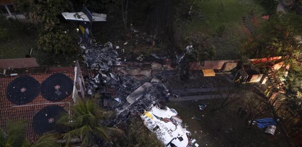 Identifican a primeras víctimas de avión que cayó en Brasil y retiran la caja negra