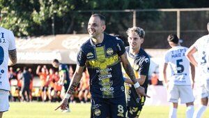 Trinidense sonríe y hunde más a Ameliano