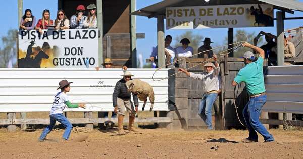 La Nación / Innovadora prueba de lazo con ovejas fue todo un atractivo para chicos y grandes